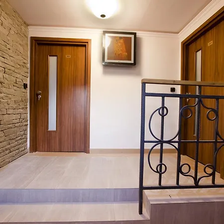 W Palacu מלון דירות